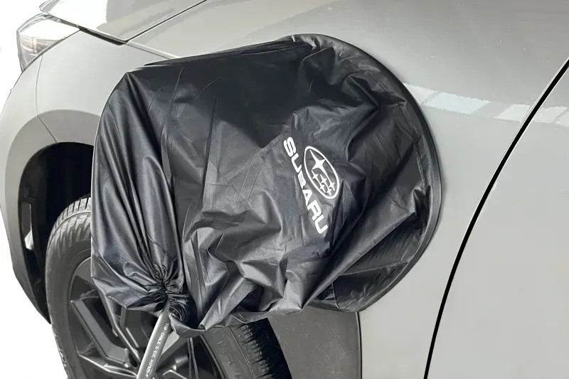 Latauspistokkeen suoja