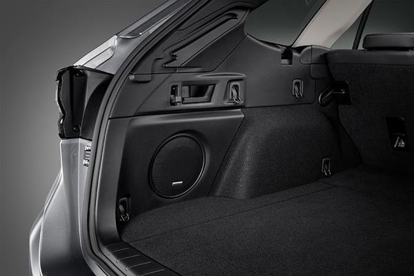 Harman/Kardon-kaiutin integroituna Subarun tavaratilaan.