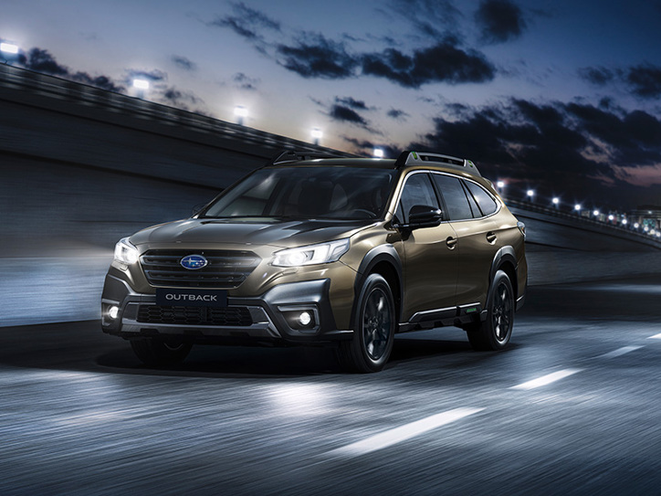 Subaru Outback ajaa moottoritiellä – kuva havainnollistaa SI-Drive-järjestelmän eri ajotiloja, jotka vaikuttavat moottorin reagointiin.