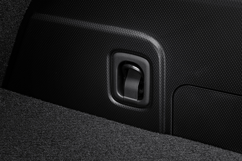 Sisään taitettu kuormankiinnityspiste Subarun tavaratilassa.