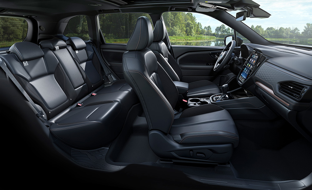 Näkymä Subaru Foresterin sisätiloihin – kuljettajan paikka, keskikonsoli ja istuimet.