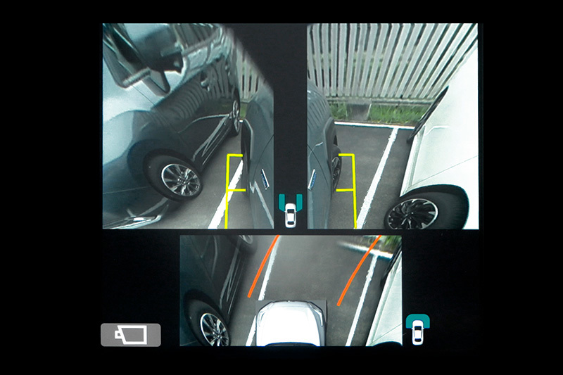 Subarun kosketusnäyttö näyttää kuvan sivukamerasta, jossa näkyy merkitty näkökenttä.