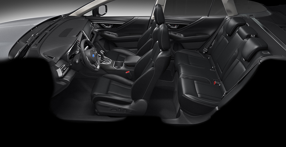 Subarun sisätila mustilla nahkaverhoilluilla istuimilla.