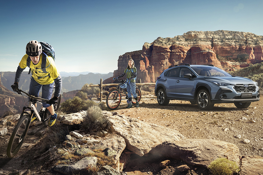 Subaru Crosstrek vuoristomaastossa maastopyörien kanssa – täydellinen aktiiviseen elämäntyyliin, tarjoaa tilaa varusteille, nelivedon ja seikkailunhalun jokaisessa yksityiskohdassa.