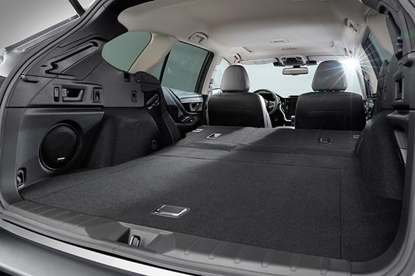 Subaru Outbackin takaistuimet on kaadettu alas tavaratilan maksimoimiseksi.