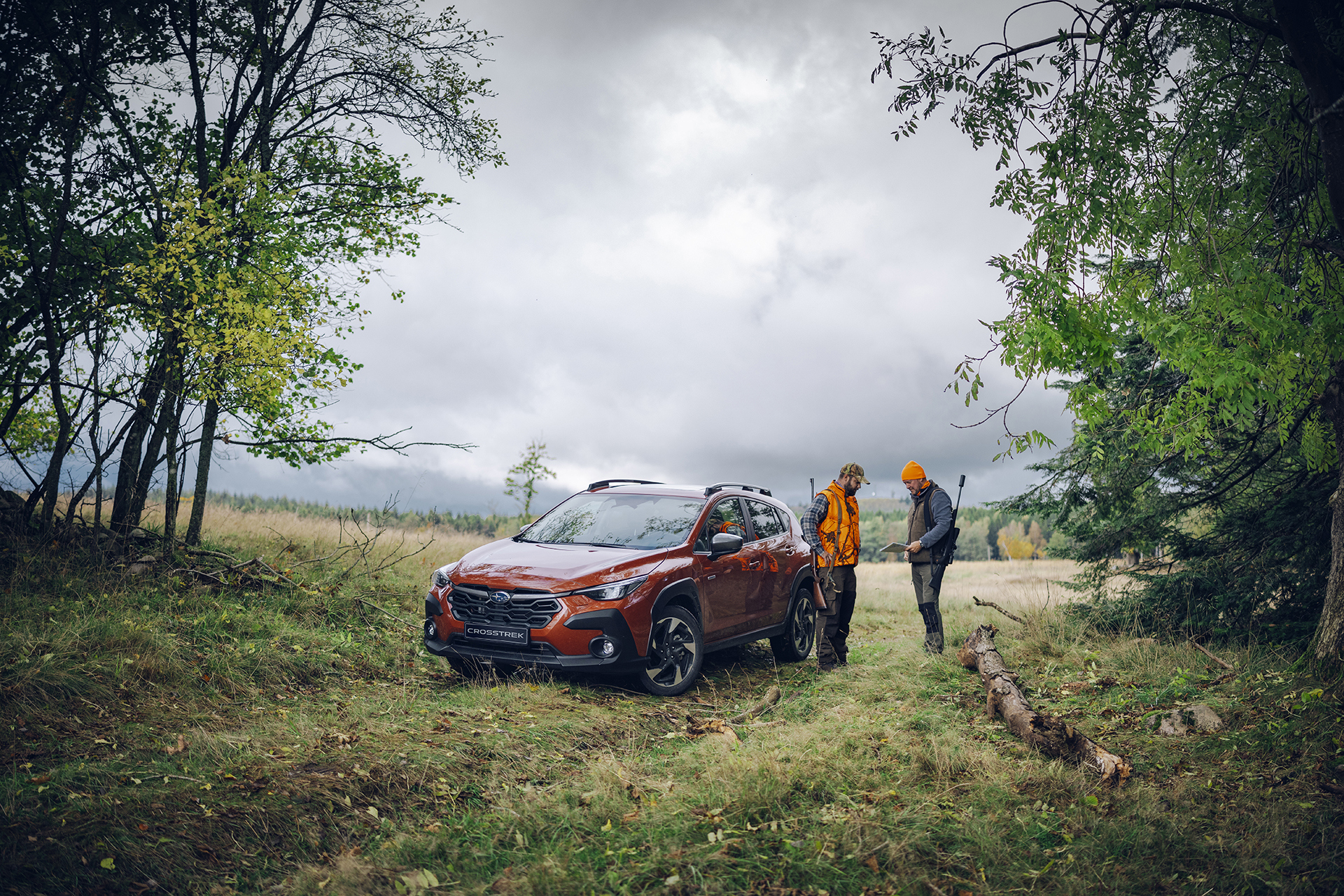 Subaru Crosstrek metsässä metsästäjän kanssa – täydellinen metsästykseen, kalastukseen ja seikkailuun auton ketterän koon, nelivedon ja maavaran ansiosta.