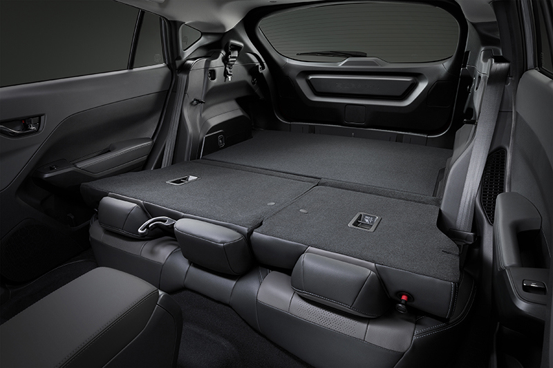 Koko takaistuin Subaru Crosstrekissä on kaadettu 60/40-jaolla – muodostaa tasaisen ja tilavan pinnan suurten tai pitkien esineiden helppoon lastaamiseen.