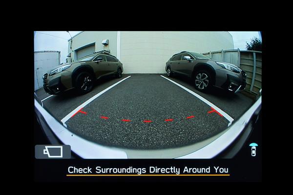 Näkymä Subarun kosketusnäytöllä, jossa näkyy etukameroiden kuva ja pysäköintiä helpottavat ohjausviivat.