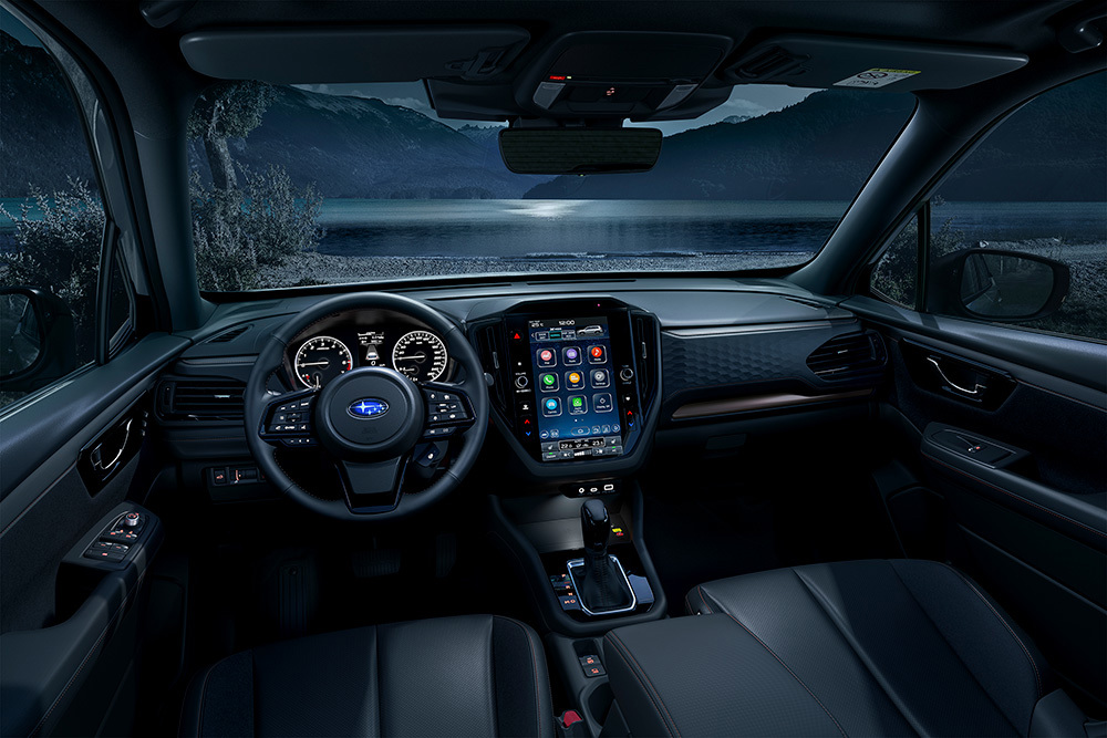 Subaru Forester pimeässä – valaistu sisätila modernilla mittaristolla, tunnelmavalaistuksella ja käyttäjäystävällisillä toiminnoilla turvalliseen ja miellyttävään ajamiseen myös iltaisin.