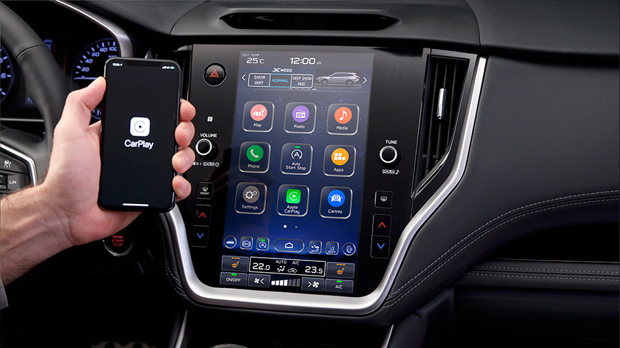 Apple CarPlay näkyy Subarun suurella kosketusnäytöllä, jossa on sovellukset kuten Kartat, Musiikki ja Viestit.