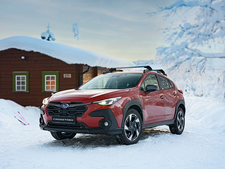 Subaru Crosstrek lumessa – havainnollistaa auton nelivetoa talviolosuhteissa.