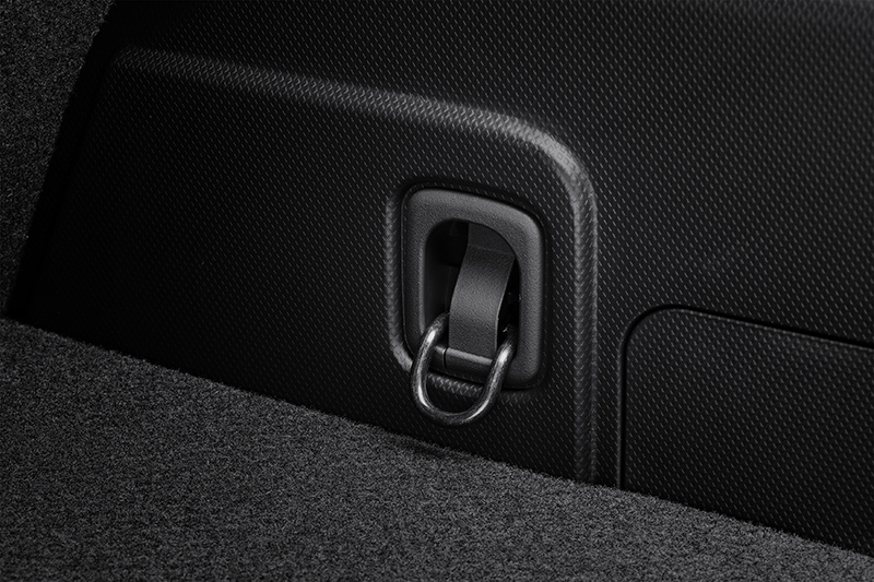 Nærbillede af Subarus lastøje – et robust fastgørelsespunkt i bagagerummet til at sikre lasten med stropper eller net.