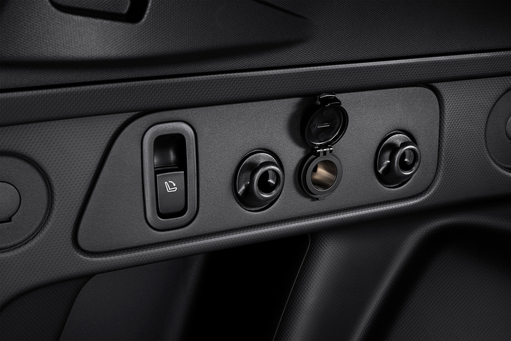 Subaru Foresterin takaistuimet kaatuvat helposti tavaratilasta käsin muodostaen tasaisen kuormauspohjan.