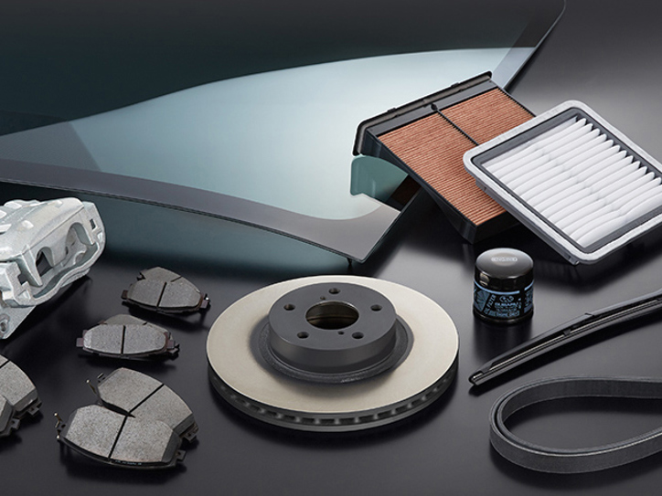 Erilaisia Subaru-varaosia – jakoketju, ilmansuodatin ja tuulilasi – aseteltu vierekkäin.