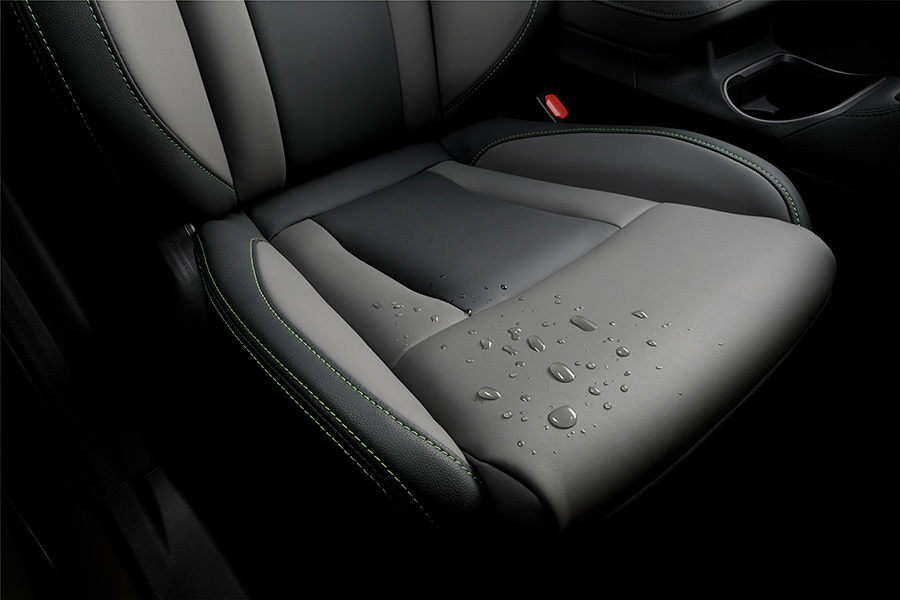 Subaru Outback Field kestävällä StarTex-verhoilulla – vettä hylkivä pinta sopii täydellisesti aktiiviseen elämäntyyliin, jossa on koiria, märkiä takkeja ja seikkailuja kaikissa sääolosuhteissa.