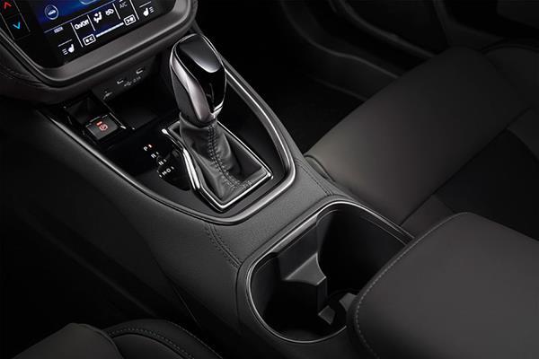 Subaru, jossa vaihdekeppi on tyylikkäästi ja toiminnallisesti muotoiltu – osa auton intuitiivista sisustusta, joka painottaa ajamisen iloa ja hallintaa.