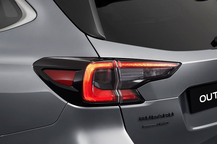Subaru Outbackin muotoillut LED-takavalot luovat tunnistettavan ja hienostuneen valoprofiilin – myös pimeässä.