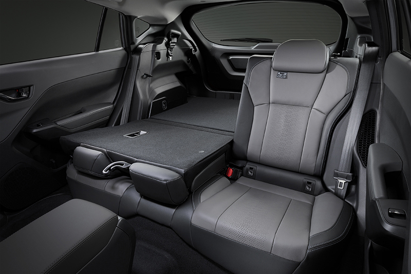 Subaru Crosstrek, jossa on joustava 60/40-taittuva takaistuin – tässä leveä osa on taitettu alas lisätilan saamiseksi, ja samalla yksi matkustaja mahtuu vielä takaistuimelle.