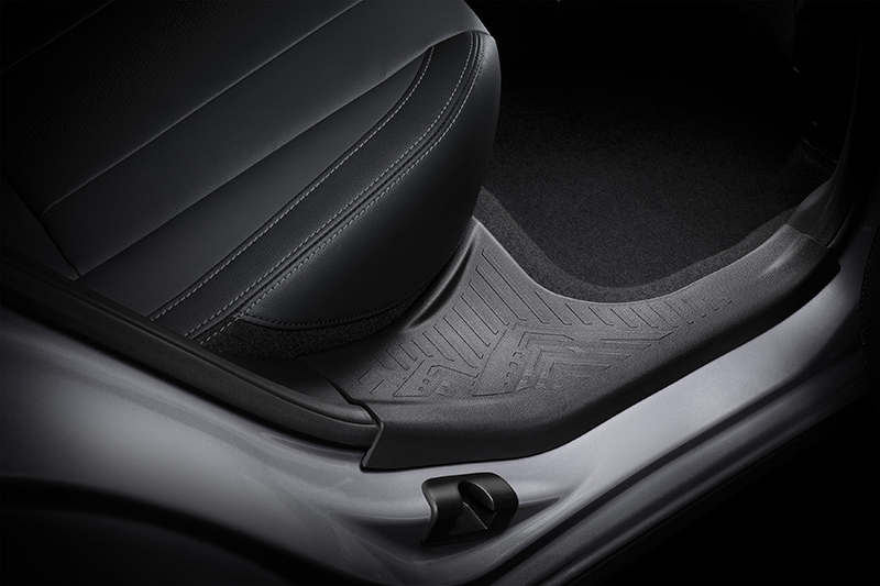 Tyylikkäästi muotoiltu sisäänkäynti matkustamoon Subaru Crosstrekissä.