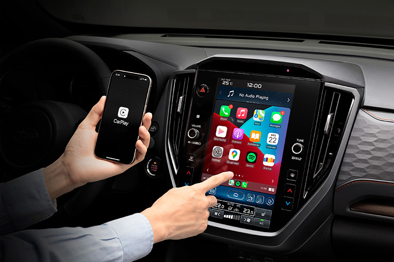 Näyttö Subaru Foresterissa, jossa näkyy langaton Apple CarPlay ja sovellukset esillä näytöllä.