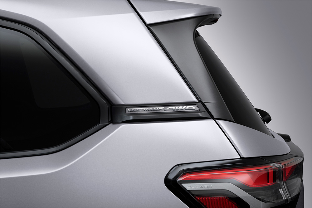 AWD-merkki Subaru Foresterin takaosassa – osoittaa auton symmetrisen nelivedon, joka parantaa hallittavuutta ja etenemiskykyä.