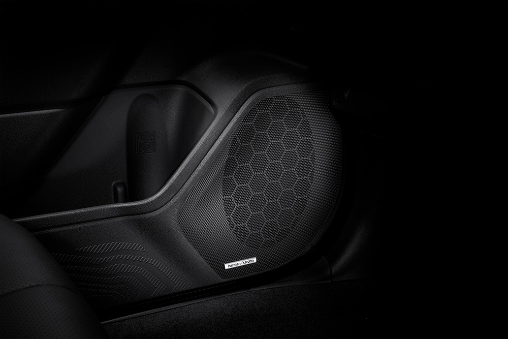 Lähikuva Harman/Kardon-kaiuttimesta osana Subarun premium-äänentoistojärjestelmää.