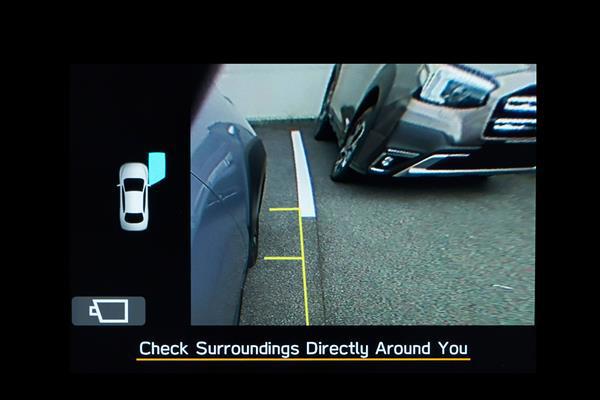 Näkymä Subarun kosketusnäytöllä, jossa näkyy sivukameran kuva ja pysäköintiä helpottavat ohjausviivat.