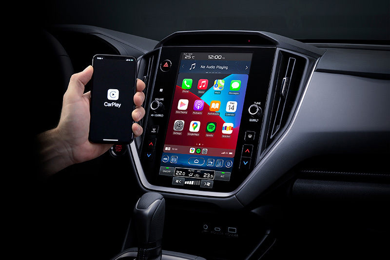 Subaru, jossa on suuri kosketusnäyttö ja Apple CarPlay – langaton älypuhelinintegraatio, joka tarjoaa pääsyn suosikkisovelluksiisi suoraan autossa selkeällä ja älykkäällä käyttöliittymällä.