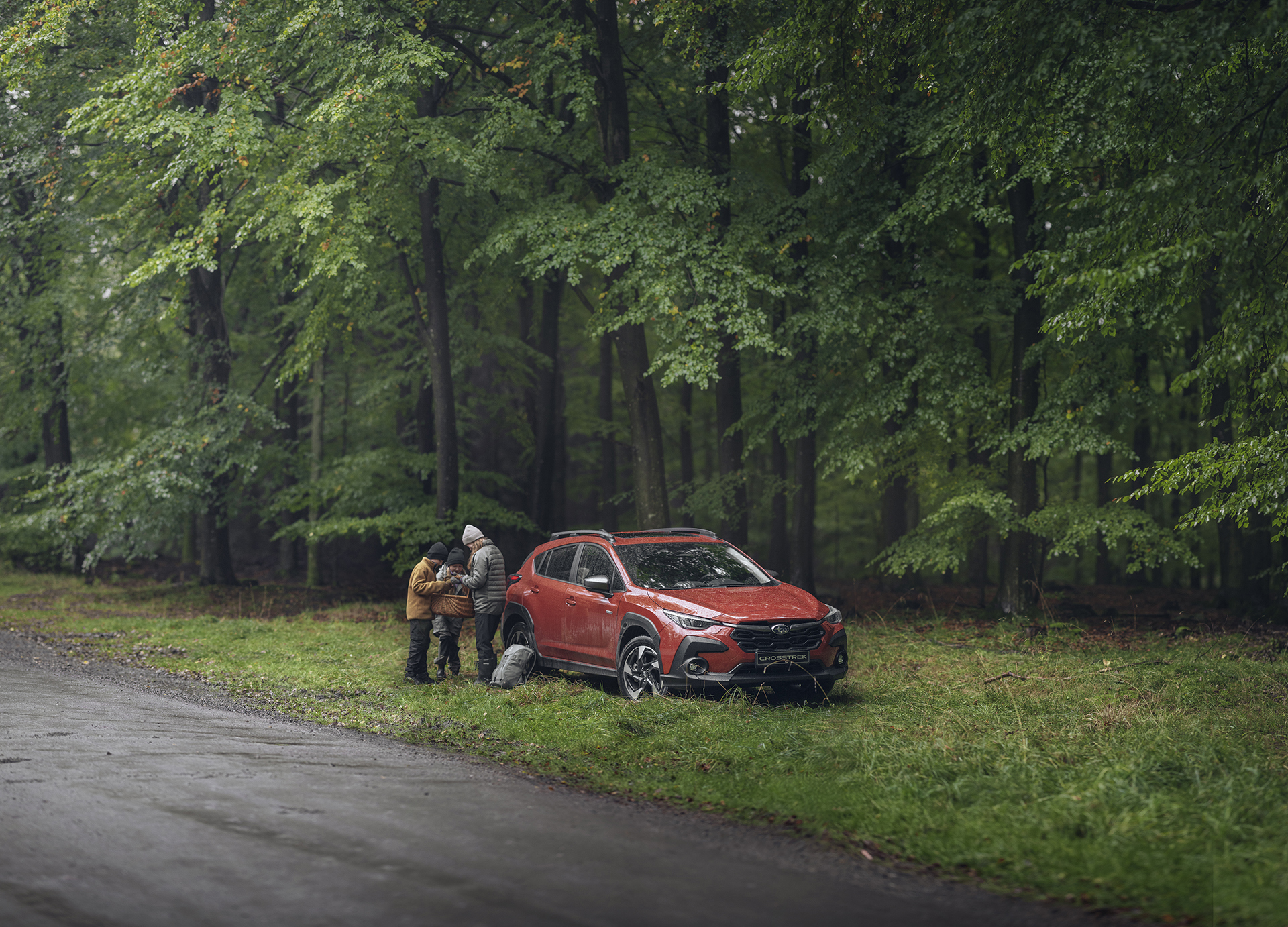 Subaru Crosstrek metsässä perheen ja sienikorin kanssa – monipuolinen auto ulkoiluun, arjen seikkailuihin ja turvallisiin retkiin luontoon.