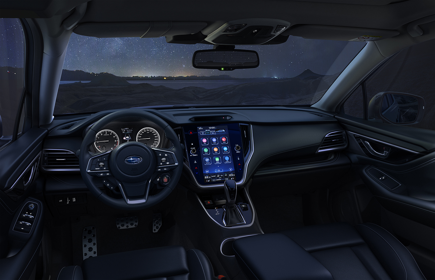 Subaru Outbackin sisätila yöllä – valaistu kojelauta ja intuitiiviset näytöt luovat turvallisen, teknisen ja tyylikkään ajoympäristön myös pimeällä.