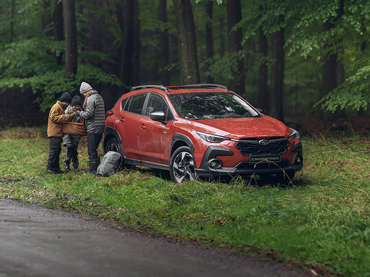 Subaru Crosstrek metsässä perheen ja sienikorin kanssa – täydellinen aktiivisiin päiviin luonnossa, kiitos auton nelivedon, maavaran ja ketterän koon.