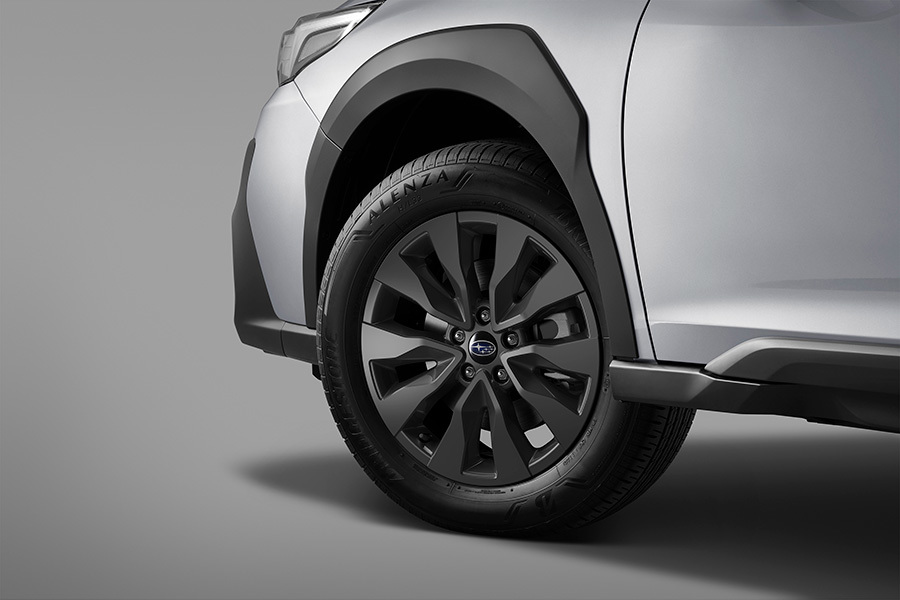 Subaru Outback tummanharmailla metallivanteilla.