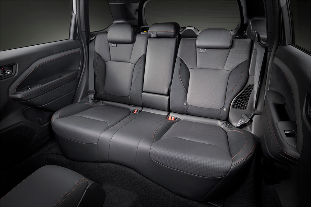 Subaru Foresterin takapenkki tarjoaa runsaasti jalkatilaa ja tilaa kolmelle matkustajalle.