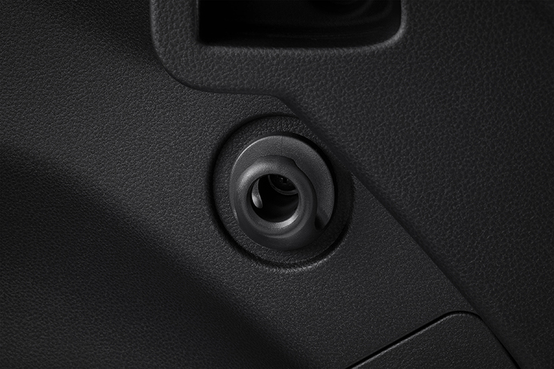 Kuormakoukku Subaru Crosstrekin tavaratilassa.