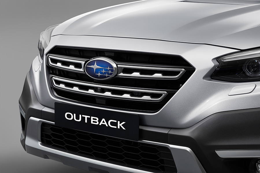 Subaru Outbackin etusäleikkö, jonka keskellä on Subaru-logo.