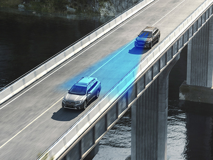 Subaru Outback EyeSight-kuljettajan apujärjestelmällä – sininen kolmio näyttää kameroiden näkökentän, joka lukee liikennettä ja ajokaistaa reaaliajassa turvallisuuden parantamiseksi.