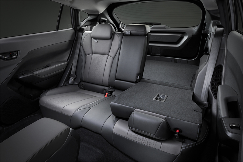 Crosstrekin takaistuin 60/40-jaolla tarjoaa joustavan kuormauksen – tässä kapeampi osa on kaadettu, jolloin matkustajat ja pitkät tavarat voidaan kuljettaa samanaikaisesti.