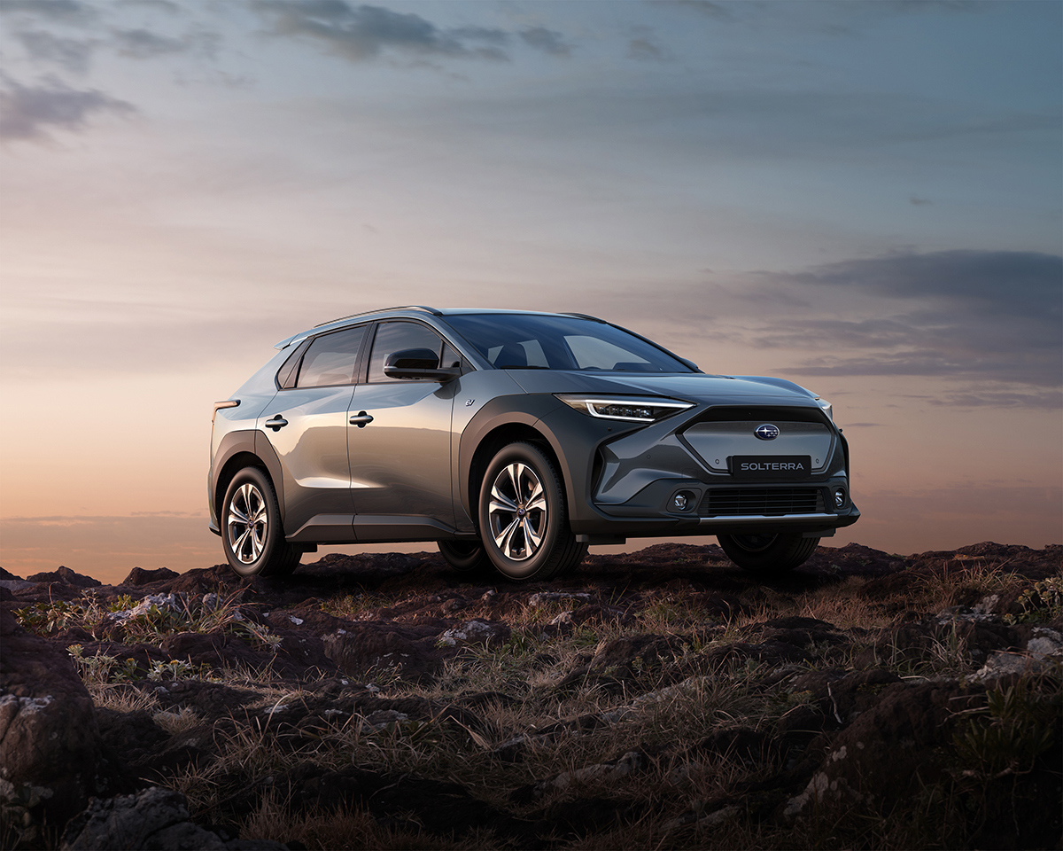 Subaru Solterra auringonlaskun aikaan – sähköauto, joka yhdistää muotoilun, kestävyyden ja seikkailun uudella tasolla.