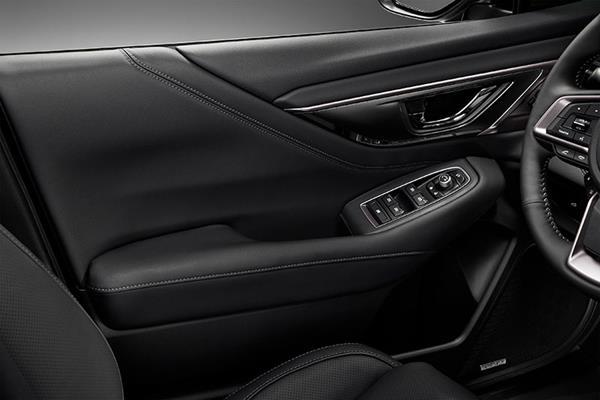 Subarun kuljettajan oven sisäpuoli, jossa on käsinoja sekä painikkeet sähköikkunoille ja peilinsäädöille.