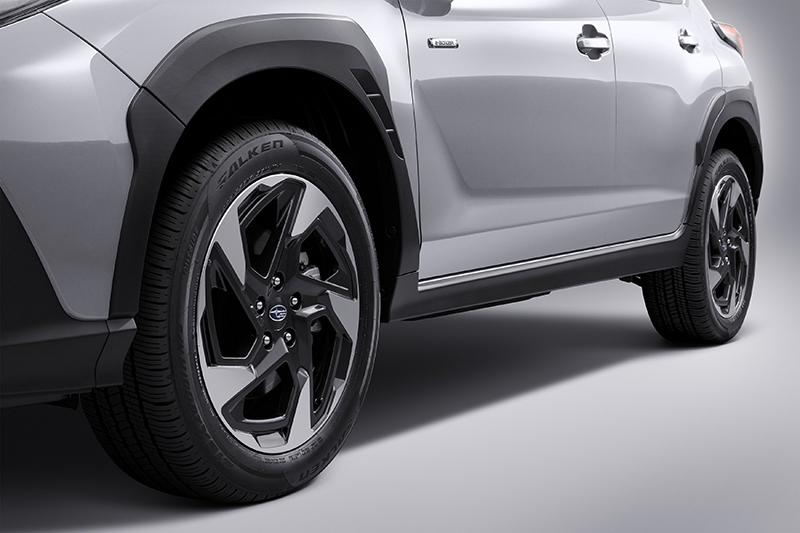 Lähikuva Subaru Crosstrekin vanteista ja suojaavista sivulistoista.