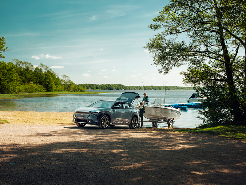 Subaru Solterra rannalla moottorivene trailerilla – sähköauto vetokyvyllä sinulle, joka elät lähellä merta, luontoa ja vapautta.