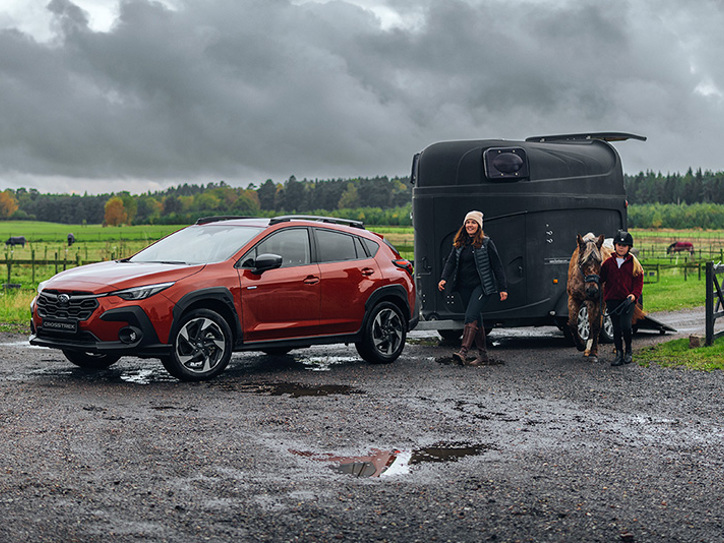 Subaru Crosstrek mutaisessa maastossa hevoskärryn kanssa – täydellinen hevosenomistajille ja aktiivisille perheille, kiitos nelivedon, vetokyvyn ja varmuuden kaikissa keliolosuhteissa.