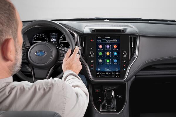 Kuljettajan ympäristö Subaru Outbackissa, jossa on monitoimiohjauspyörä ja suuri kosketusnäyttö keskikonsolissa.