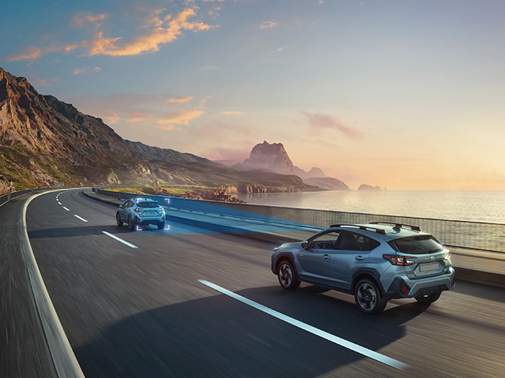 Subaru Crosstrek EyeSight-kuljettajaa avustavalla järjestelmällä – sininen kolmio havainnollistaa kameroiden näkökenttää, joka valvoo tietä turvallisuuden ja varman ajon takaamiseksi.